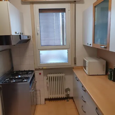 Apparemment In Zona Residenziale *