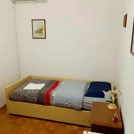 Apparemment In Zona Residenziale *
