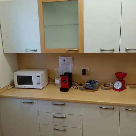 Apparemment In Zona Residenziale *