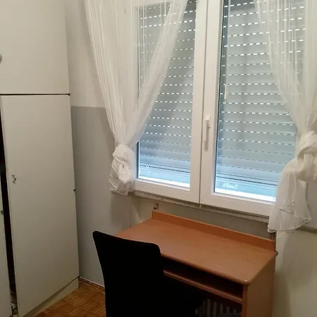 Apparemment In Zona Residenziale *